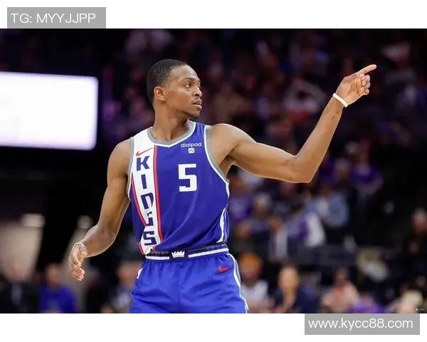 福克斯半场表现出色10投4中三分2中4贡献12分5助助力球队争胜